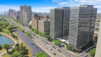 3550 N Lake Shore Dr, Unit 2724 in Chicago, IL - Building Photo