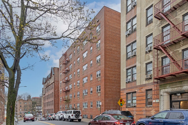 Parkcrest West in Yonkers, NY - Building Photo - Building Photo