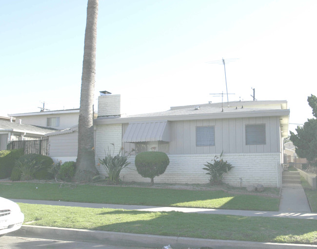 10718 Crenshaw Blvd in Inglewood, CA - Foto de edificio - Building Photo