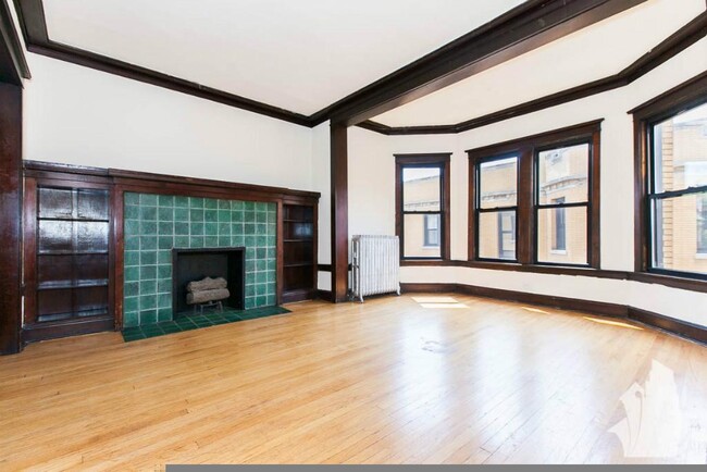 2444 N Sawyer Ave, Unit 2418-2428-3E in Chicago, IL - Building Photo - Building Photo