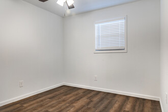 Primrose in Beaumont, TX - Building Photo - Interior Photo