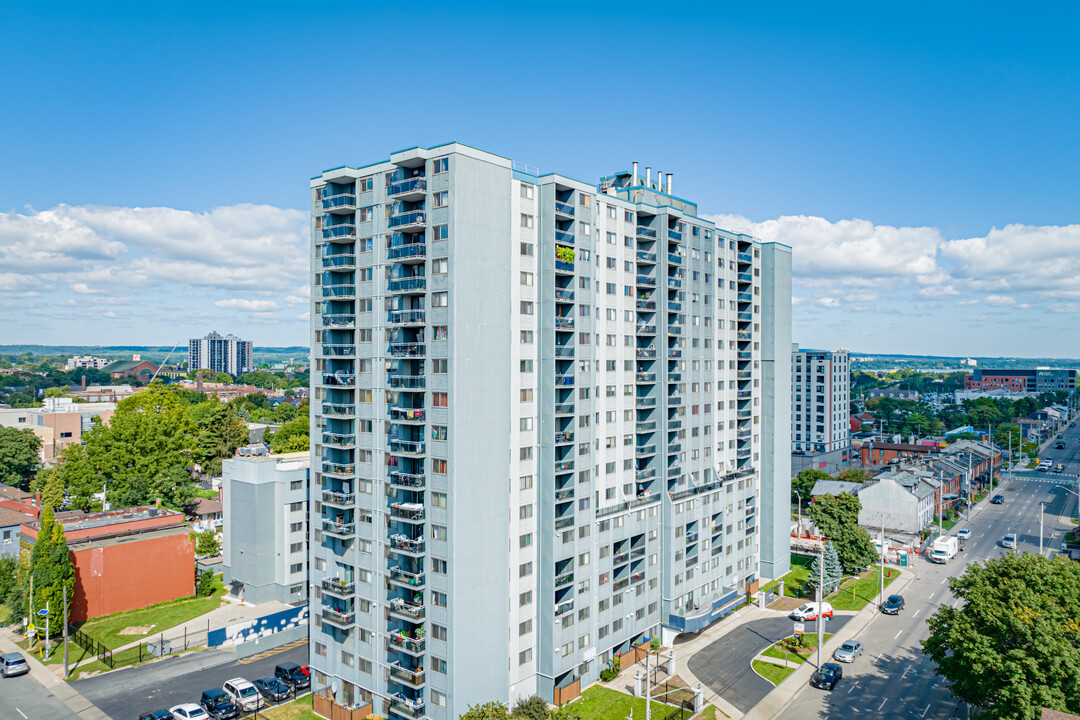 Wellington Place in Hamilton, ON - Building Photo