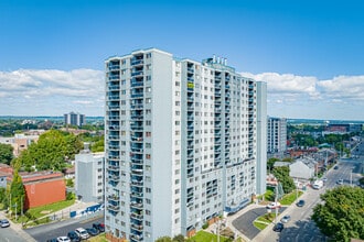 Wellington Place in Hamilton, ON - Building Photo - Building Photo