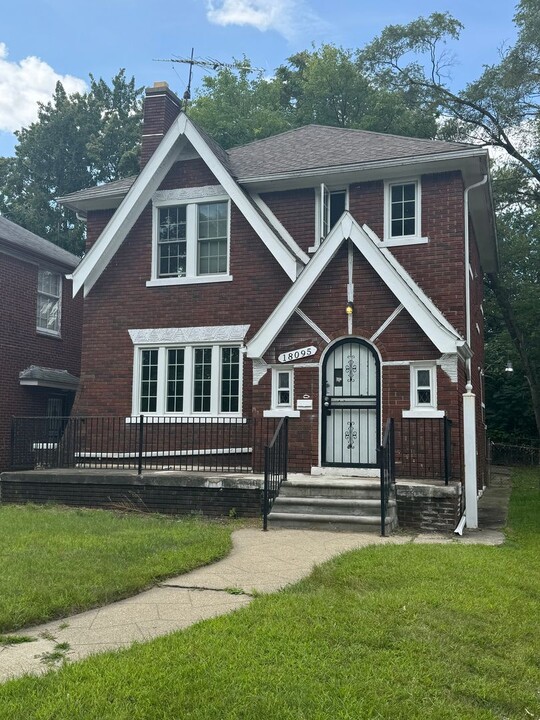 18095 Woodingham Dr in Detroit, MI - Building Photo