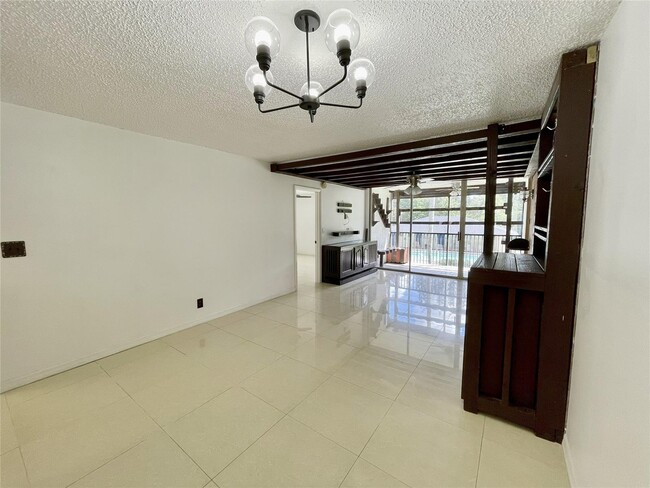 5090 SW 64th Ave, Unit 204 in Davie, FL - Foto de edificio - Building Photo