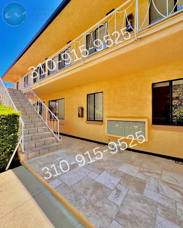 1506 S Barrington Ave in Los Angeles, CA - Foto de edificio - Building Photo