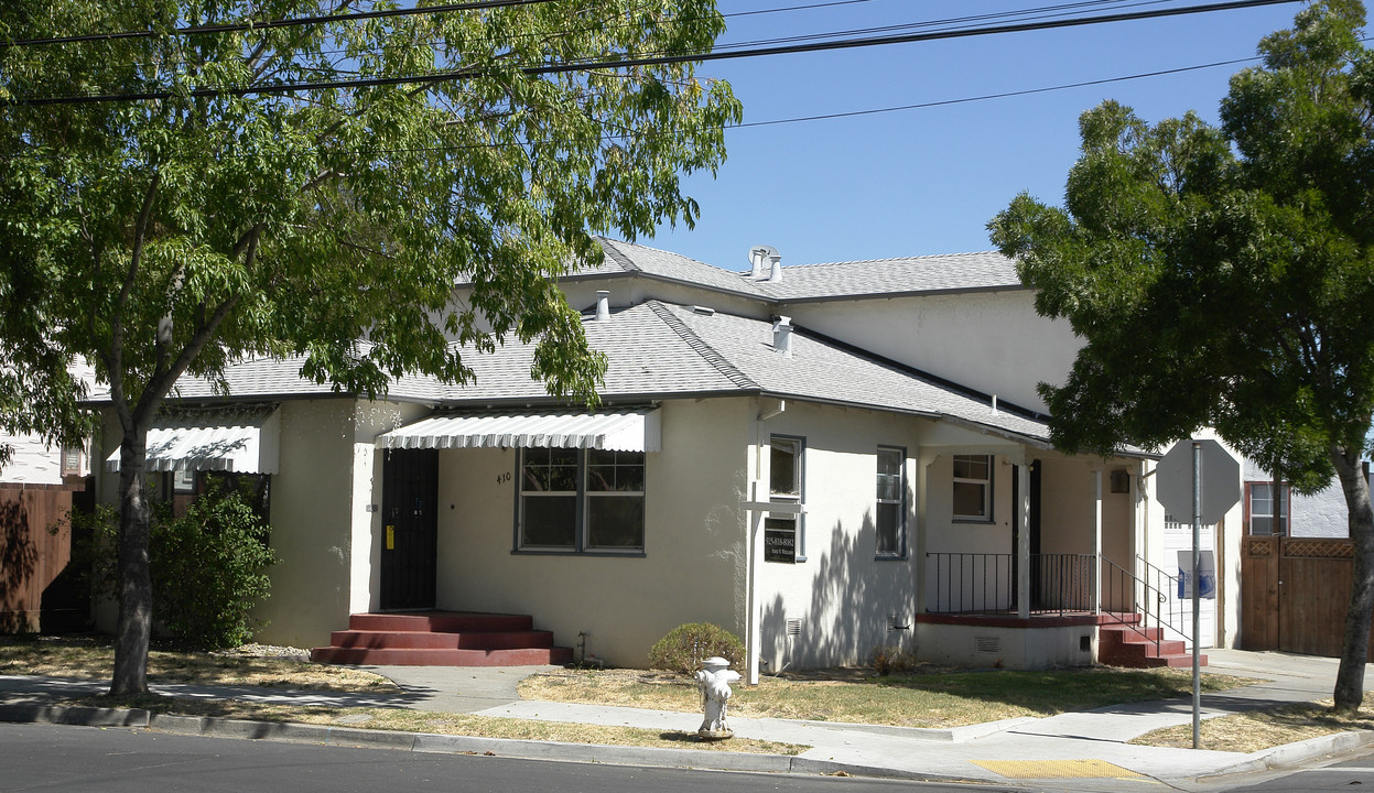 410-418 W 11th St in Pittsburg, CA - Building Photo