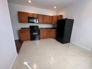 5651 E Wister St in Philadelphia, PA - Foto de edificio - Building Photo
