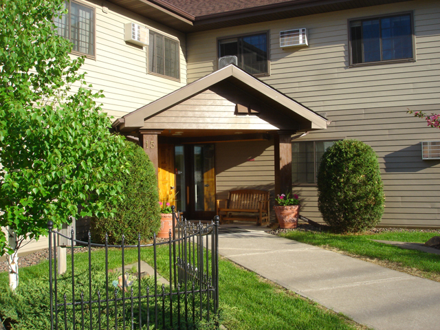 Mount Royal Apartment in Duluth, MN - Building Photo