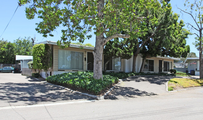 918-947 Club View Ter in Chula Vista, CA - Foto de edificio - Building Photo