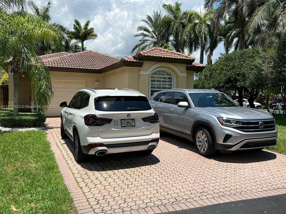 5096 NW 113th Pl in Doral, FL - Building Photo