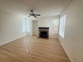 27594 Sunny Creek Dr in Santa Clarita, CA - Foto de edificio - Building Photo