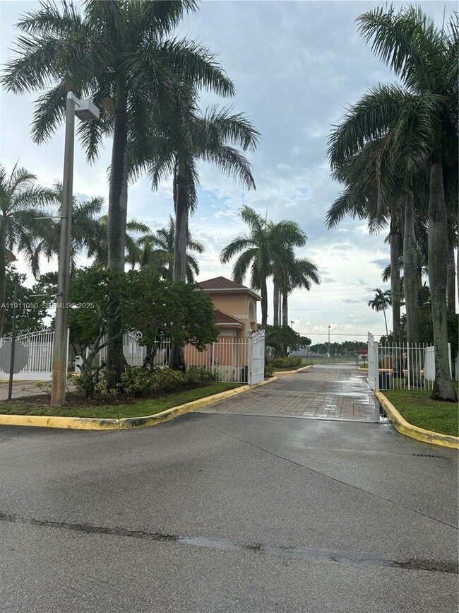 6900 SW 39th St in Davie, FL - Building Photo - Building Photo