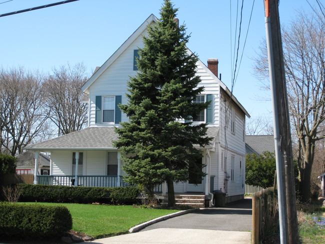 54 Clinton Ave in Bay Shore, NY - Foto de edificio - Building Photo