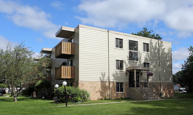 1167 N Shore Dr in Forest Lake, MN - Building Photo - Building Photo