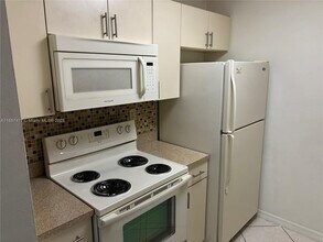 10748 N Kendall Dr in Miami, FL - Building Photo - Building Photo