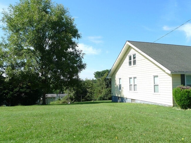 905 Gilbert St in Radford, VA - Building Photo - Building Photo