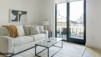 1007 S Mint St, Unit 717 in Charlotte, NC - Building Photo