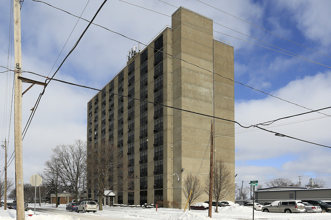 Bayshore Towers in Sandusky, OH - Building Photo - Building Photo