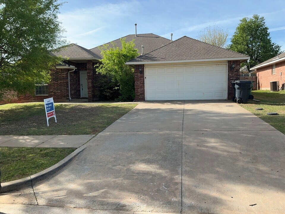 8200 NW 83rd Pl in Oklahoma City, OK - Foto de edificio