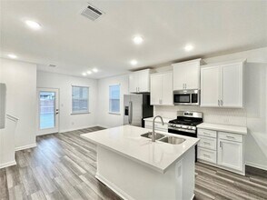 611 Emory Crossing Blvd in Hutto, TX - Building Photo - Building Photo