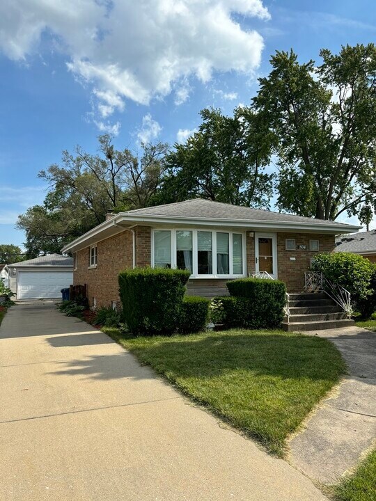 504 E Butterfield Rd in Elmhurst, IL - Building Photo