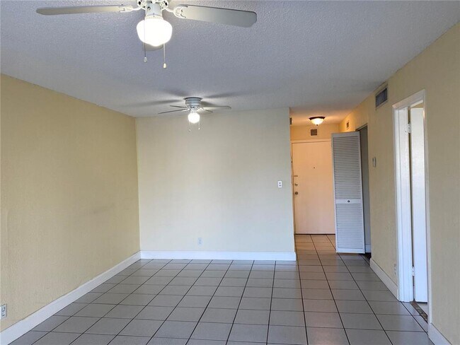 2775 Taft St, Unit 205 in Hollywood, FL - Building Photo - Building Photo