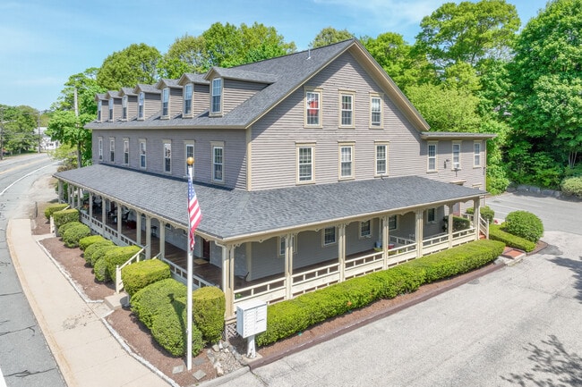 611 Ten Rod Rd in North Kingstown, RI - Foto de edificio - Building Photo