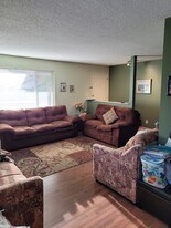 13923 72 Av in Surrey, BC - Building Photo