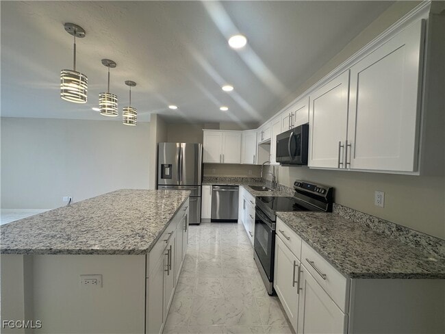 4802 Tudor Dr in Cape Coral, FL - Foto de edificio - Building Photo