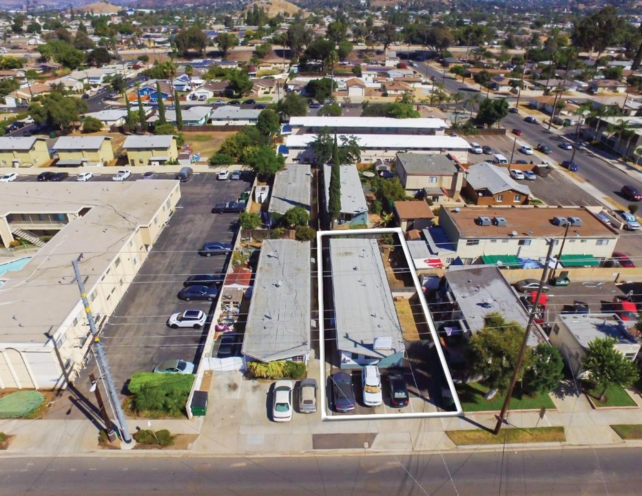 1084-1090 E Madison Ave in El Cajon, CA - Building Photo