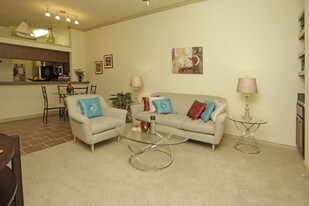 Crest Manor in Lewisville, TX - Building Photo