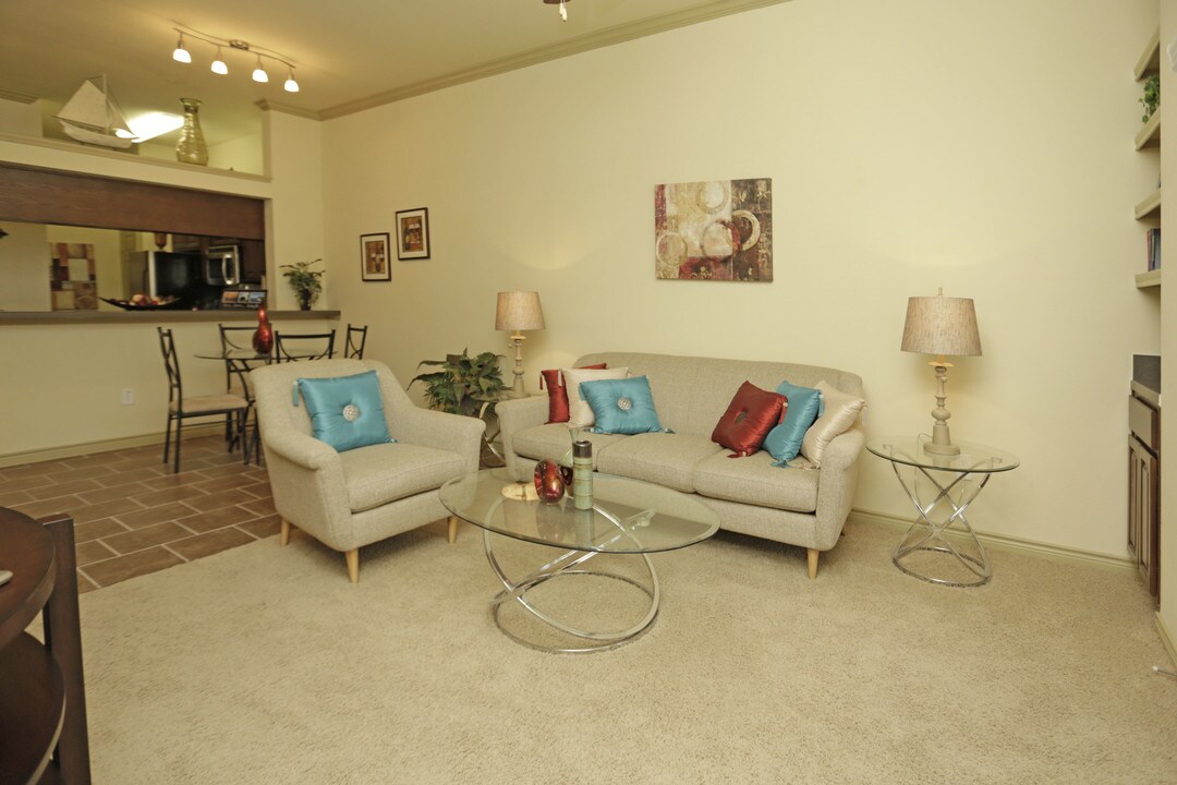Crest Manor in Lewisville, TX - Building Photo