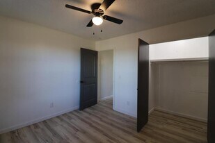 1221 S Park Ave in Aurora, MO - Building Photo