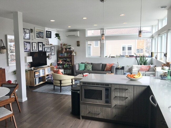 2418 NW 62nd St in Seattle, WA - Building Photo - Building Photo