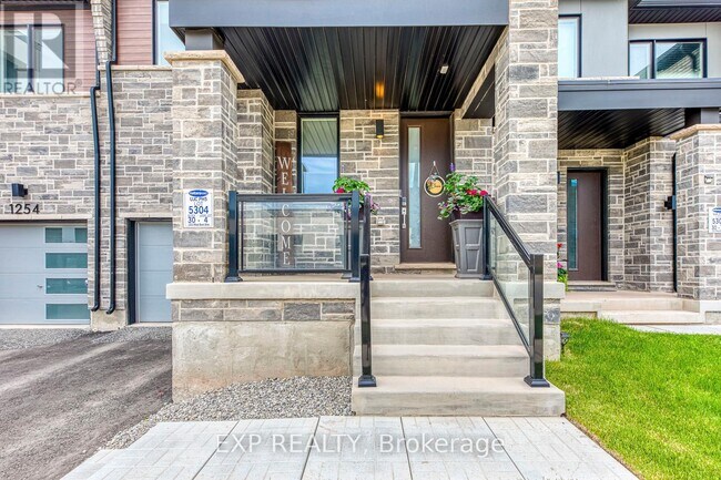 1252 Wheat Boom Dr. in Oakville, ON - Building Photo - Building Photo