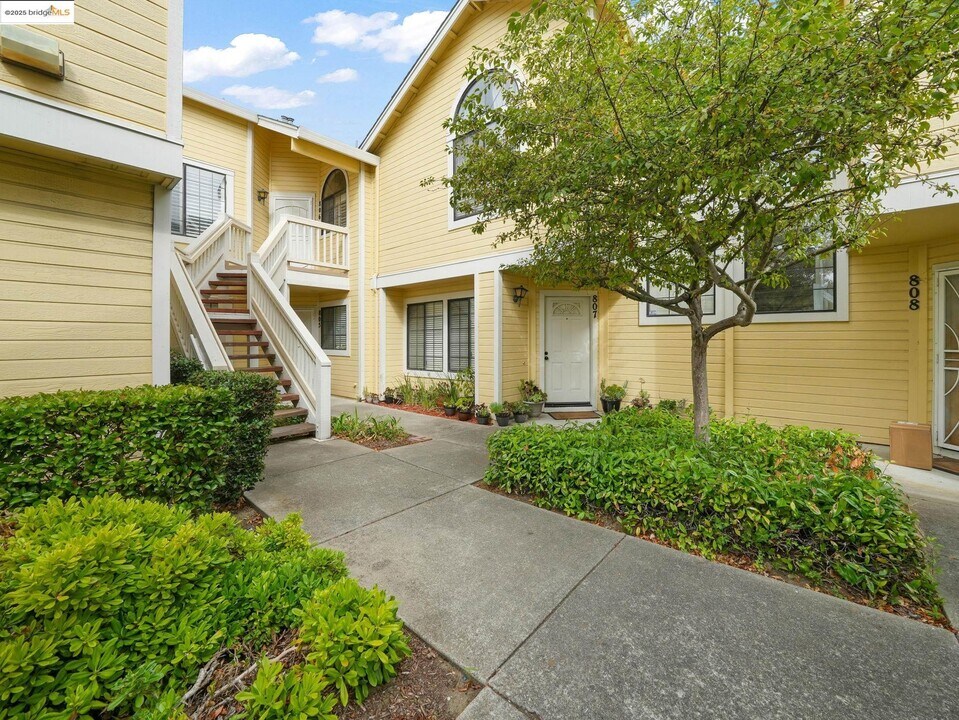 806 Devonwood in Hercules, CA - Building Photo
