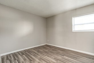 Oakwood Gardens in Kansas City, KS - Building Photo - Building Photo