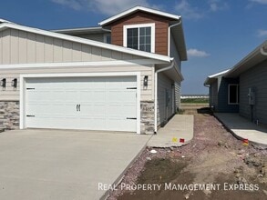 Beautiful 3 Bedroom 2.5 Bathroom Townhome in Sioux Falls, SD - Building Photo - Building Photo