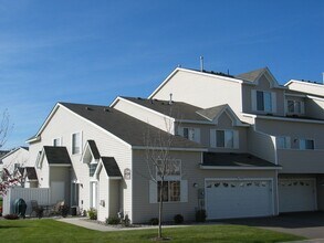 17644 Hackberry Ct in Eden Prairie, MN - Foto de edificio - Building Photo