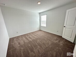 2438 Double Oak Dr in New Braunfels, TX - Foto de edificio - Building Photo