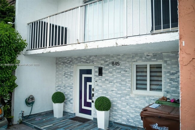 845 W 79th Pl in Hialeah, FL - Building Photo - Building Photo