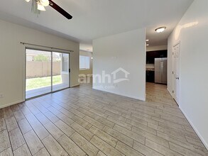 8745 E Lindner Ave in Mesa, AZ - Foto de edificio - Building Photo