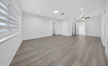 8100 Bellaire Ave in North Hollywood, CA - Foto de edificio - Building Photo