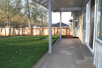 1575 West Basil Street in Roseburg, OR - Foto de edificio - Building Photo