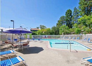 818 Camino Real, Unit 107 in Redondo Beach, CA - Building Photo - Building Photo