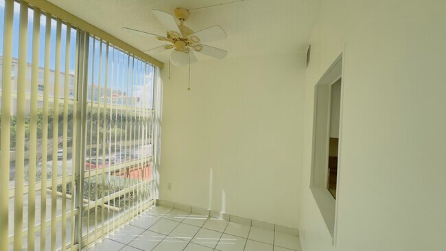 200 172nd St, Unit 318 in Sunny Isles Beach, FL - Foto de edificio - Building Photo