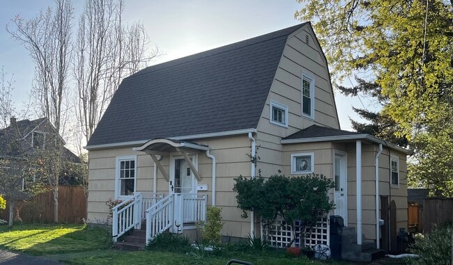 property at 915 John Adams St