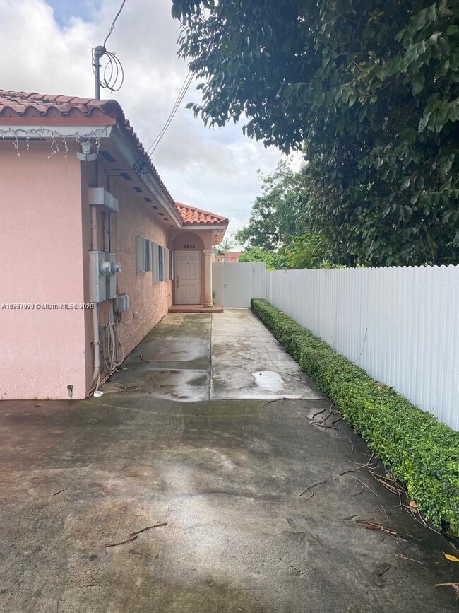 2485 W 5th Ct in Hialeah, FL - Building Photo - Building Photo