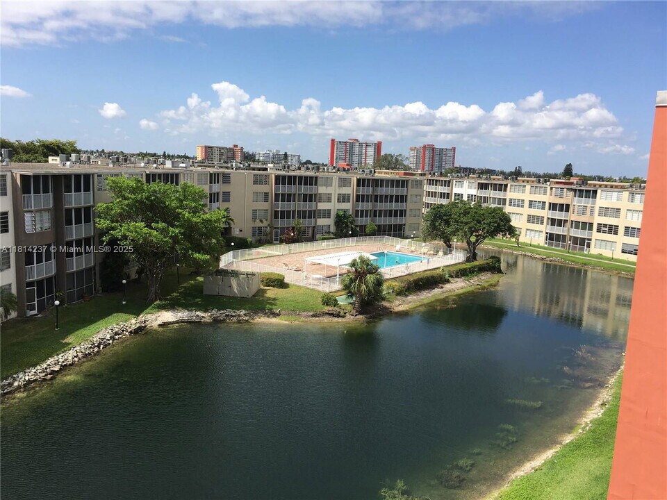 1700 NE 191st St in North Miami Beach, FL - Building Photo